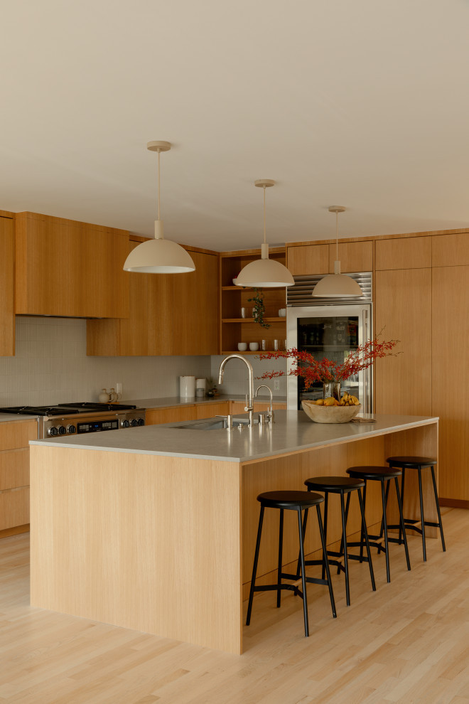 Modern Light-Wood Kitchen with Central Island & Pendant Lighting